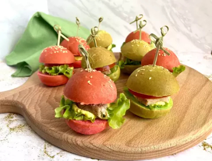 Цветные бургеры с копченой куриной грудкой и ароматным соусом. (50 гр.)