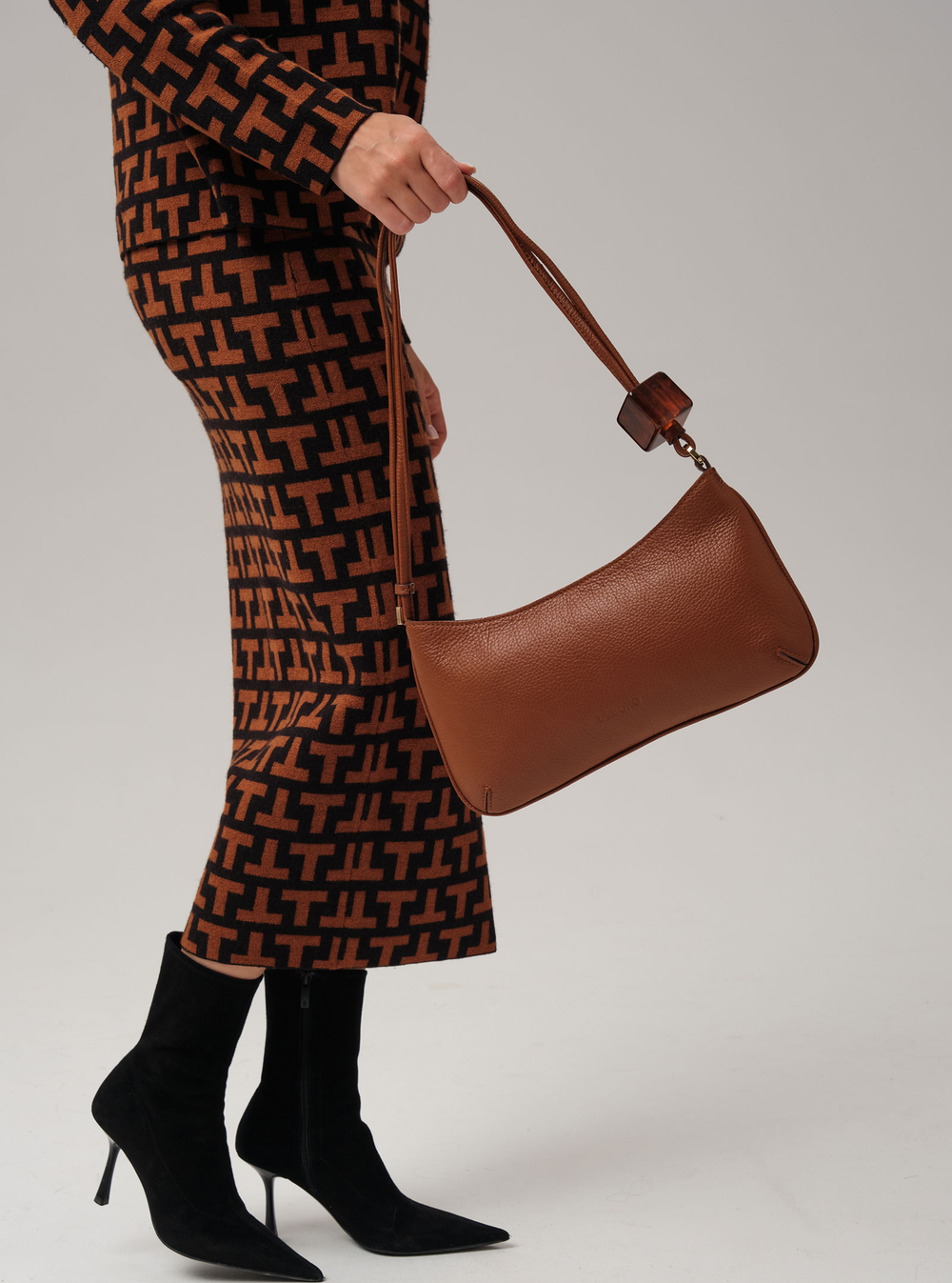 Кожаная сумка Deboro 31024 коричневый фундук