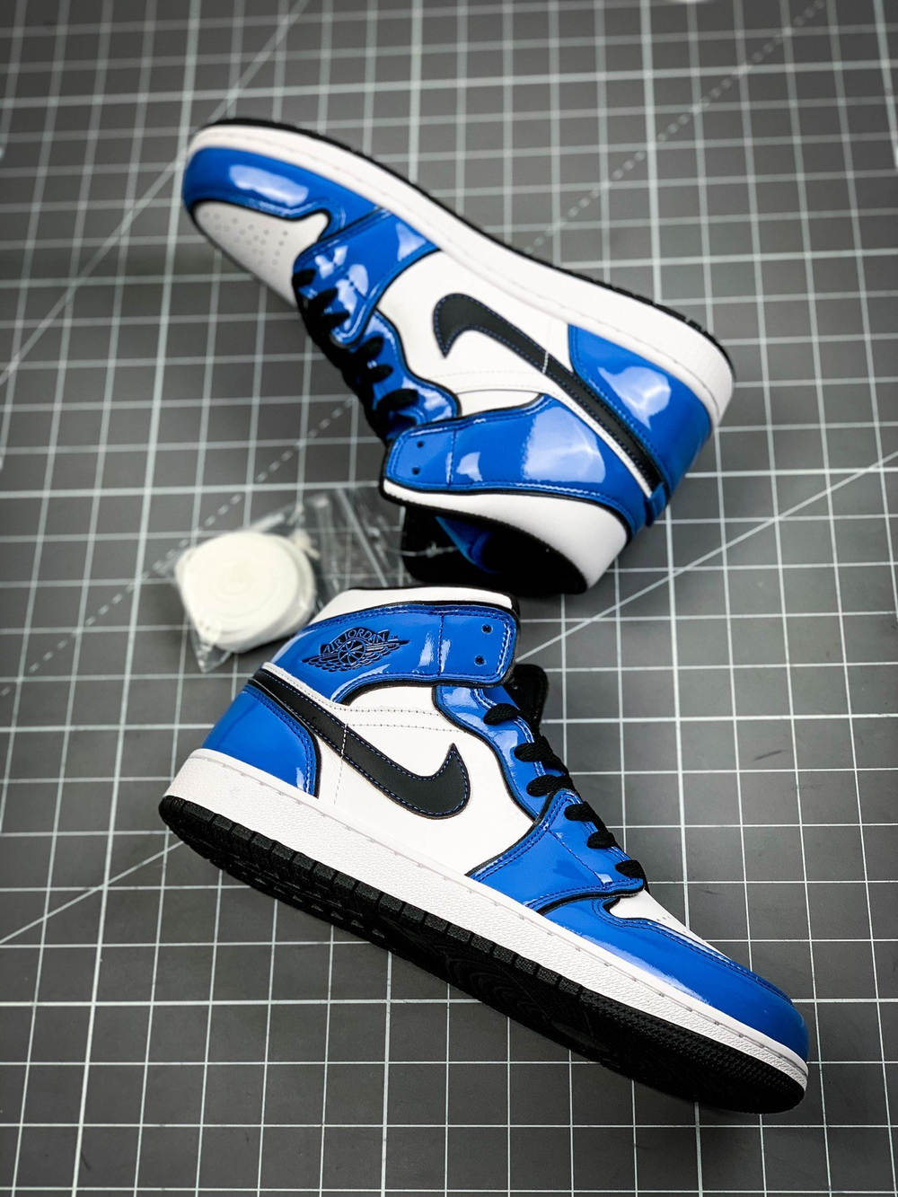 AIR JORDAN 1 MID SE SIGNAL BLUE SIGNAL BLUE/WHITE-BLACK