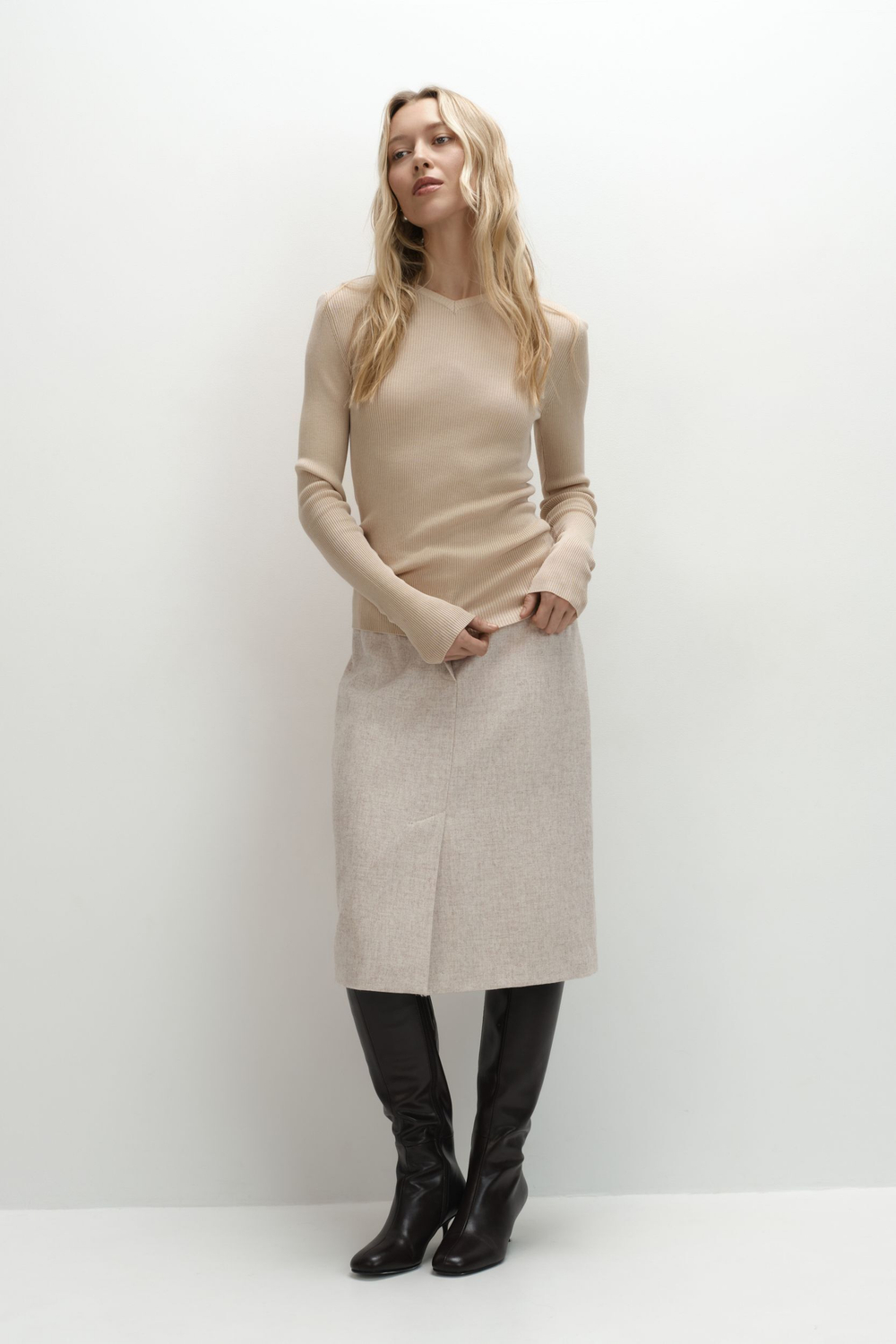 Лонгслив с V-образным вырезом