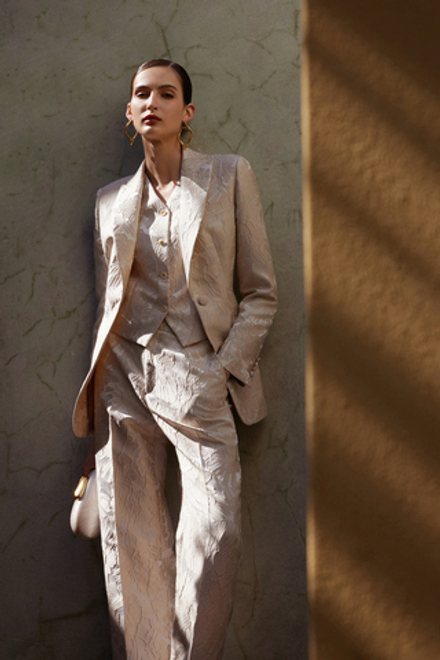 Женский костюм-тройка с жилеткой