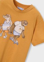 две футболки с шортами