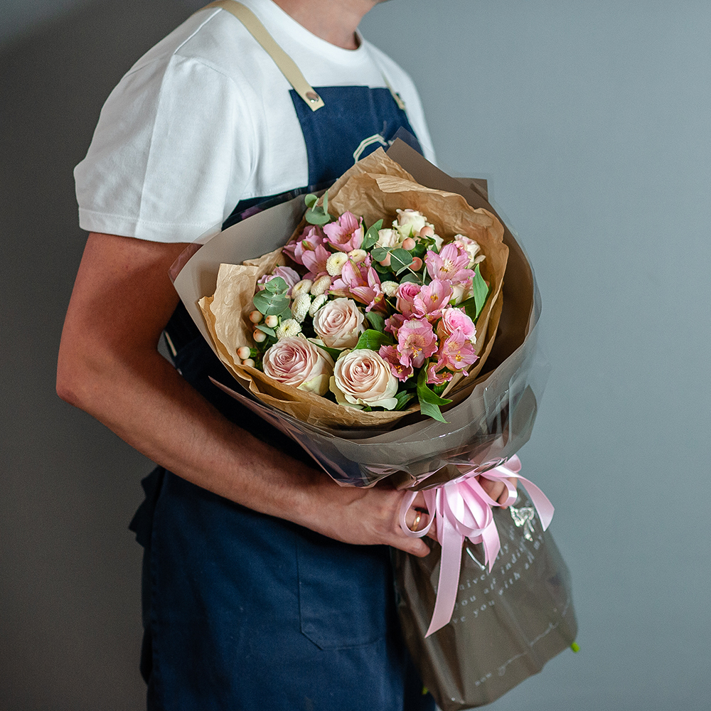 Розовые розы Эквадор с альстромерией в оформлении