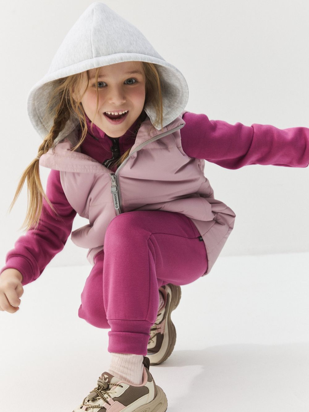 Жилет на молнии с капюшоном "Роза"