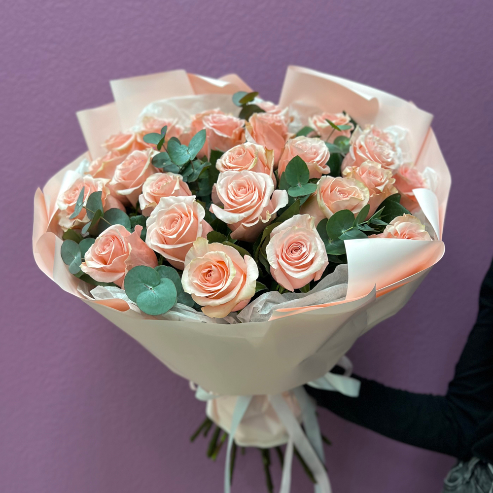 Букет из розовых роз с эвкалиптом #30