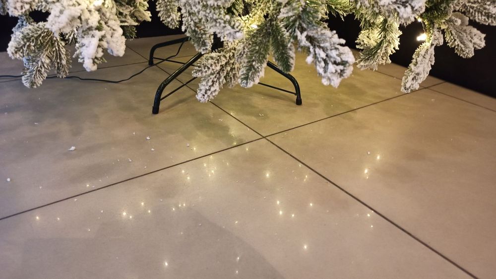 Заснеженная ель с гирляндой «Барокко» теплый свет (Литая+пвх) 210 см / 2,1 м