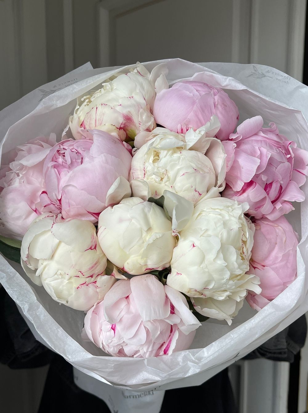 Букет 11шт белых и розовых пионов