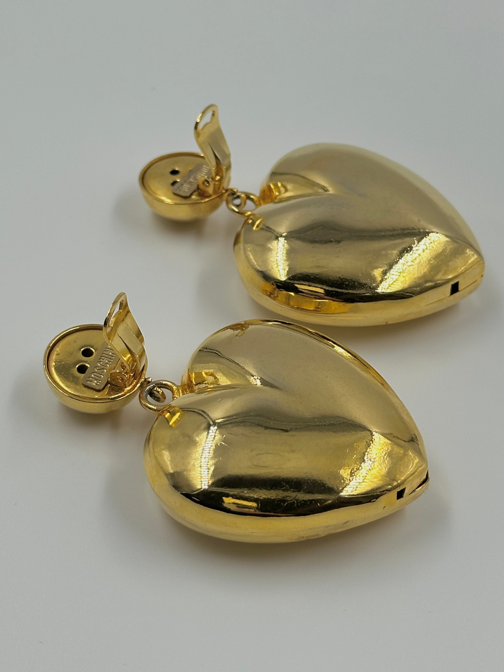 Массивные клипсы с подвесками в виде сердец Moschino