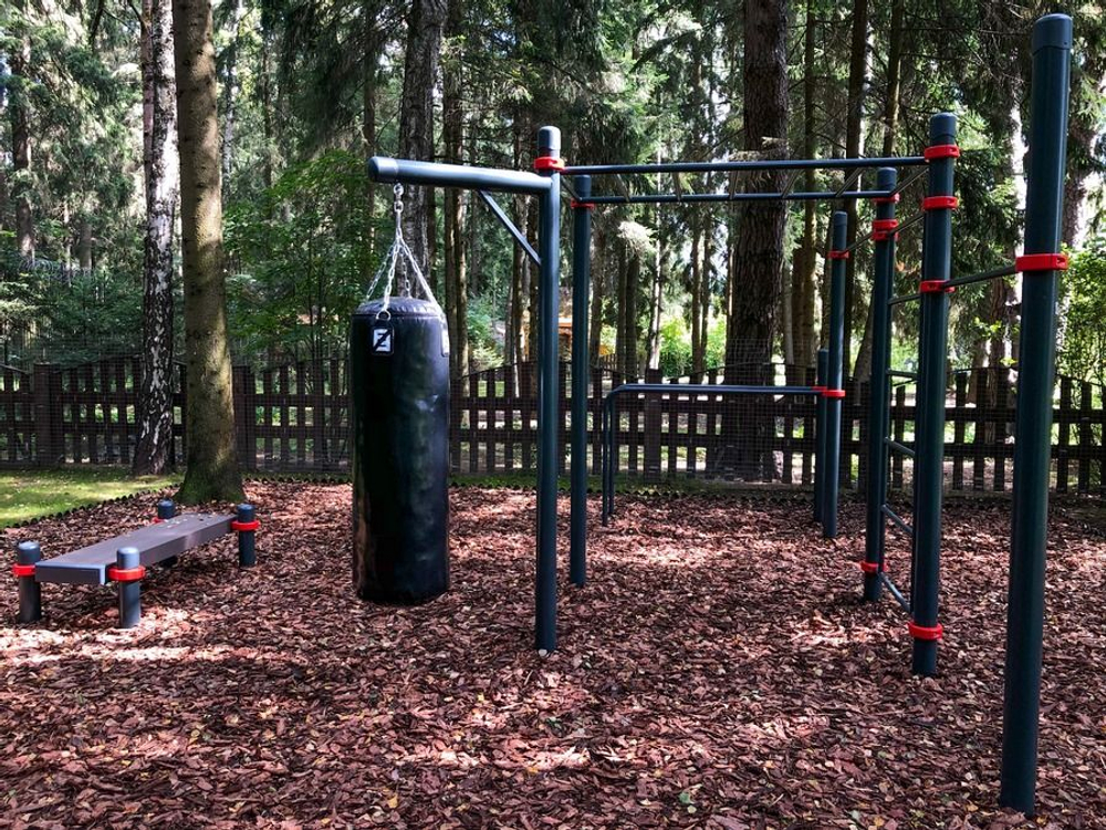 Воркаут комплекс Хета: два турника, брусья, шведская стенка и боксёрский мешок