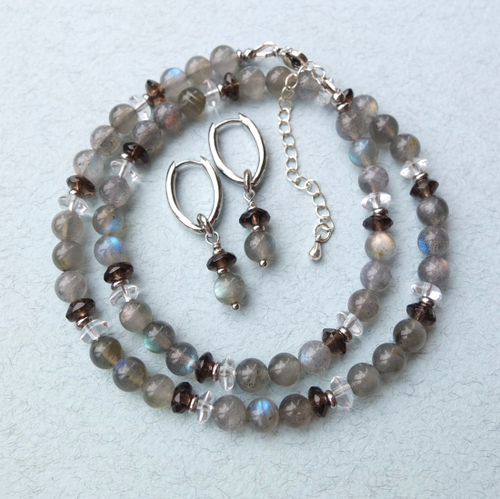 Чокер из лабрадора и кварца с удлиняющей цепочкой