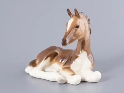 Скульптура Жеребенок лежащий (гнедой) арт. 82.01030.00.1