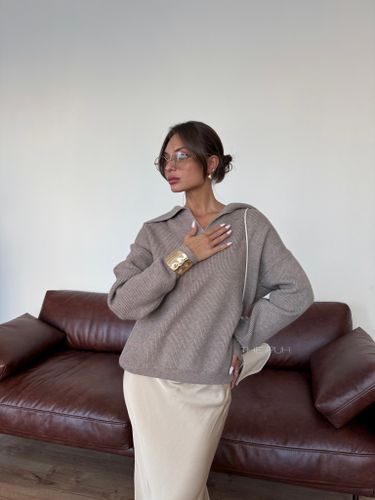 Шерстяной свитер с откидным воротником в цвете капучино