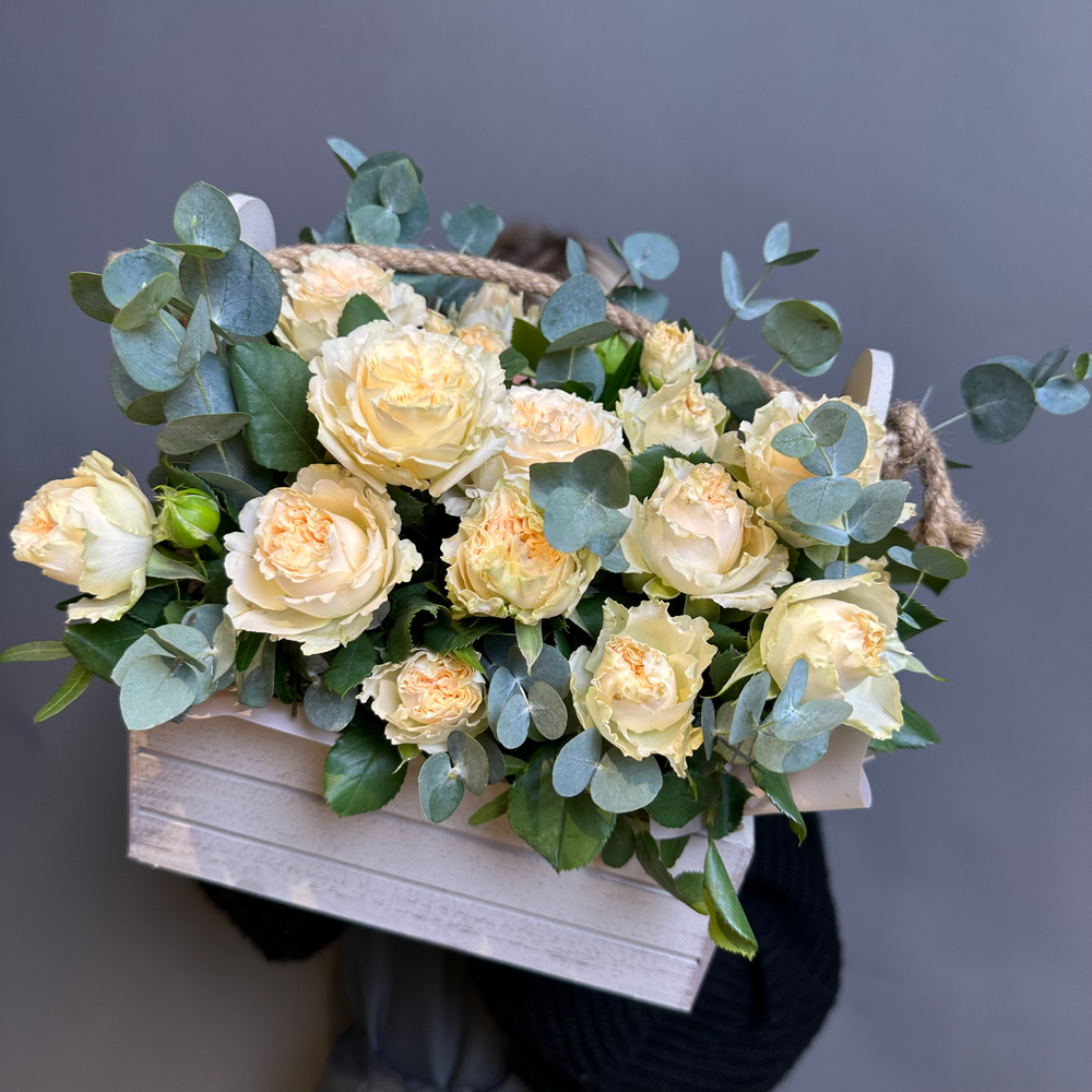 Композиция "Саммер М"(кустовая роза ,эвкалипт)