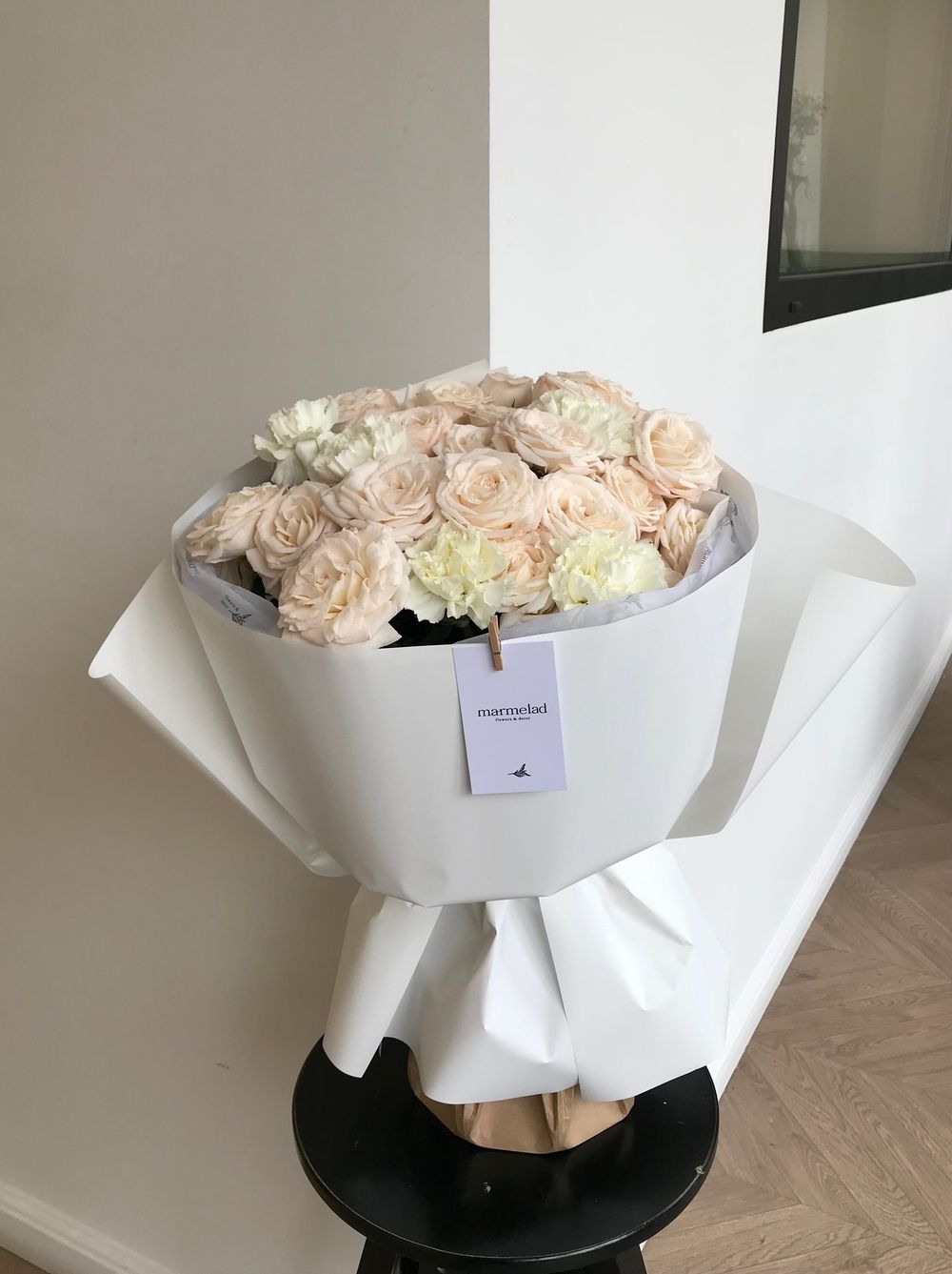 Сборный букет с кустовой пионовидной розой и диантусами в оформлении