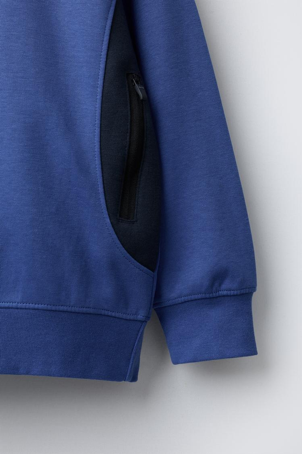 ZARA СПОРТИВНАЯ ТОЛСТОВКА В СТИЛЕ COLOR BLOCK, СВЕТЛО-СИНИЙ