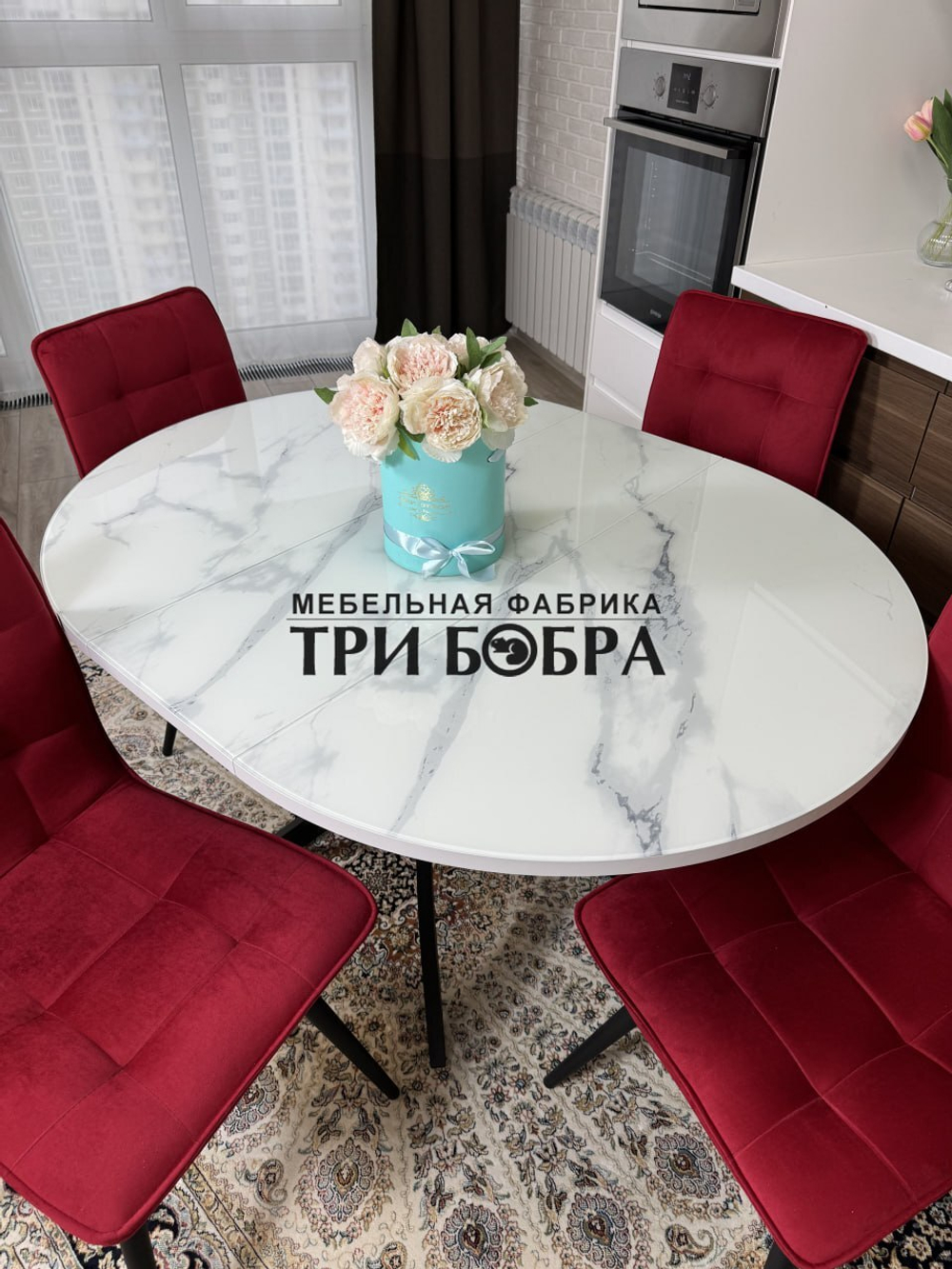 Круглый стеклянный раздвижной стол "Серый мрамор 262" и стулья "ГУЧИ" бордовый