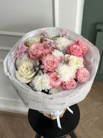 Букет из кустовой пионовидной розы, маттиолы, одноголовой розы и брунии