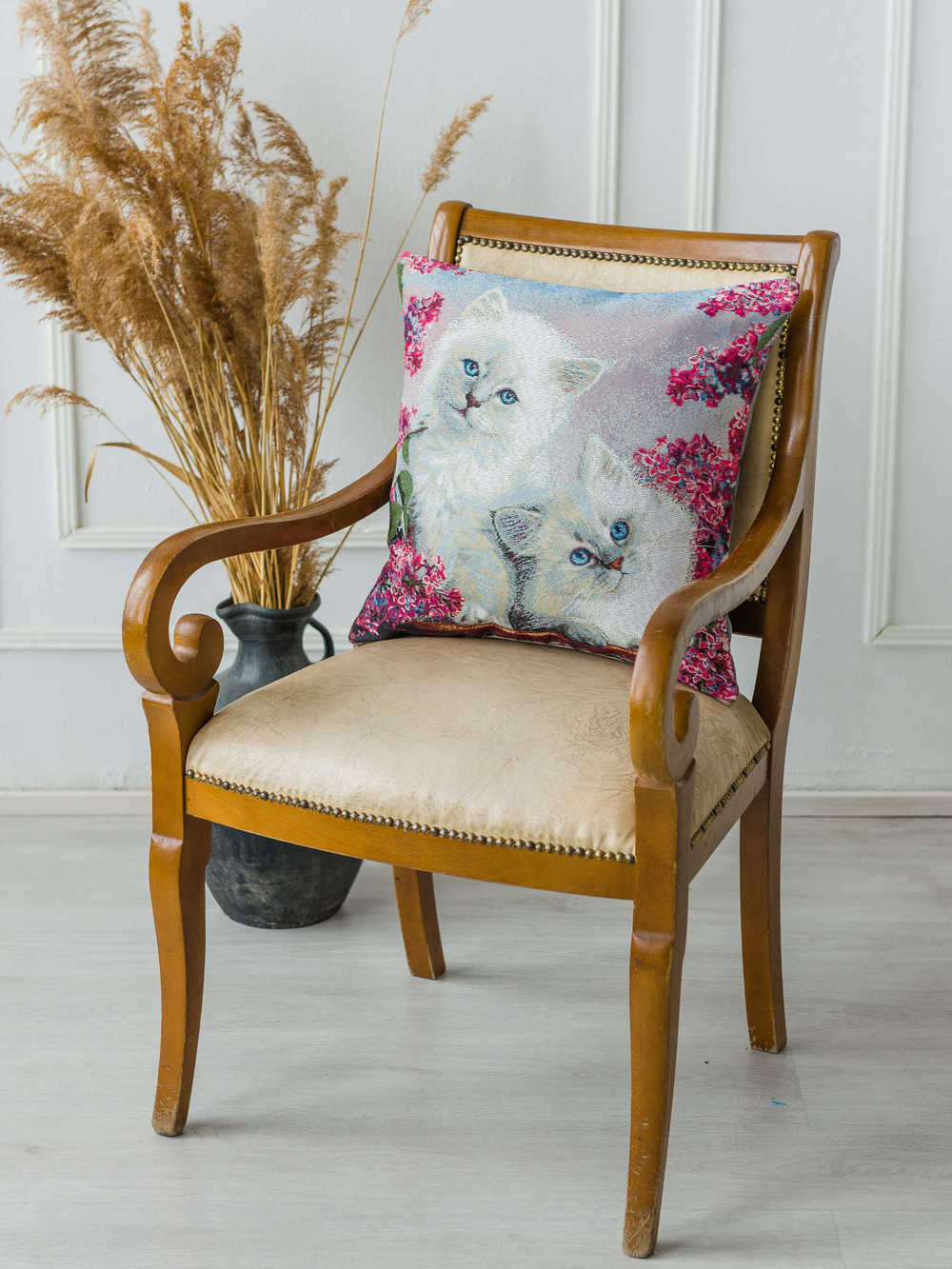 Декоративный гобеленовый чехол для интерьерной подушки Котята в сирени (47*47)