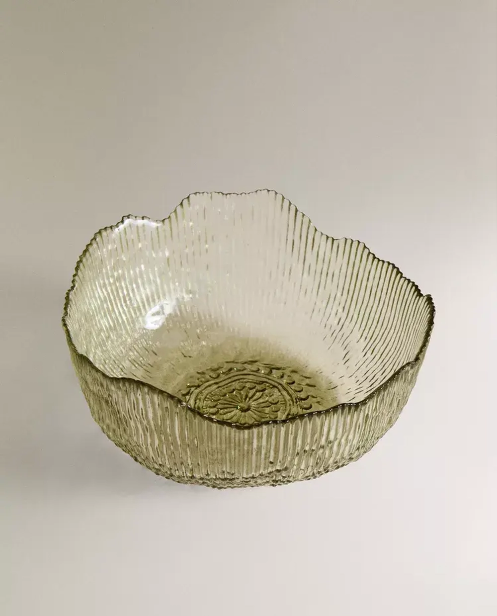 ZARA HOME СТЕКЛЯННАЯ САЛАТНИЦА С РЕЛЬЕФНОЙ ДЕТАЛЬЮ, ЗЕЛЕНЫЙ