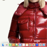 Женская короткая куртка Moncler Glareins с капюшоном и декоративной отделкой | Глянцевая, красная, утеплённая пухом