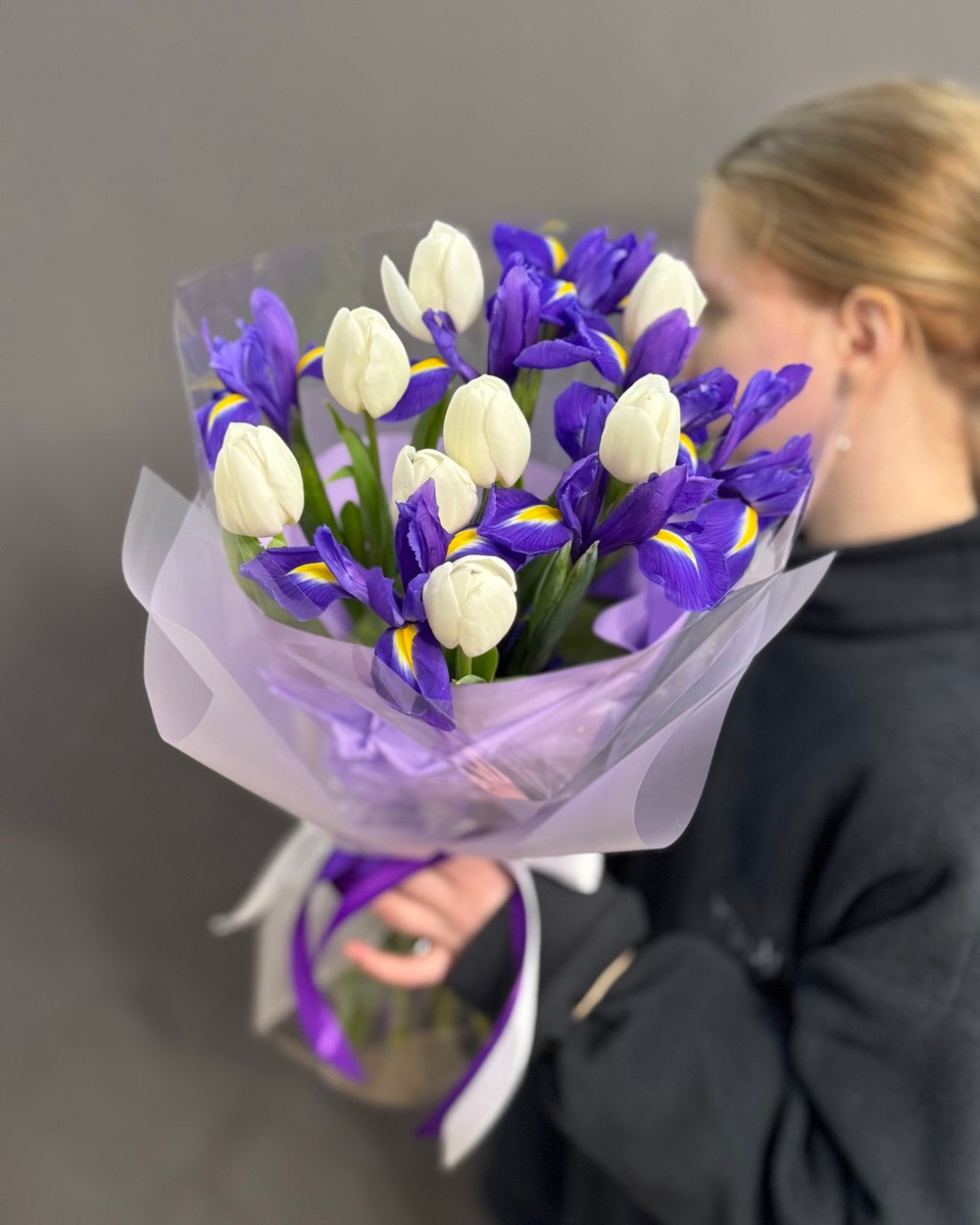 Букет с белыми тюльпанами и ирисами
