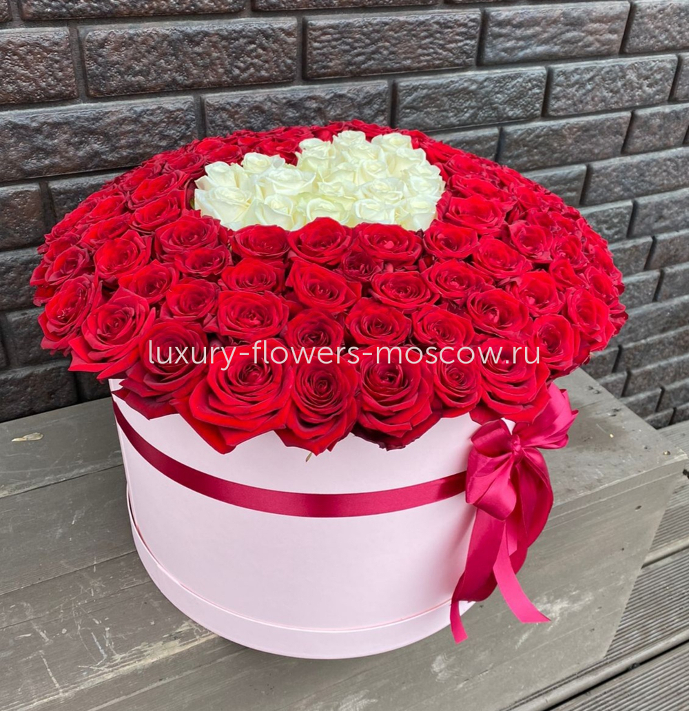 101 роза с белым сердцем в коробке