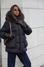 Пуховик с акцентными карманами и капюшоном