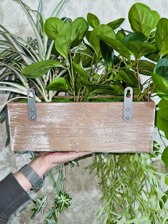 Искусственная зелень в деревянном настенном кашпо