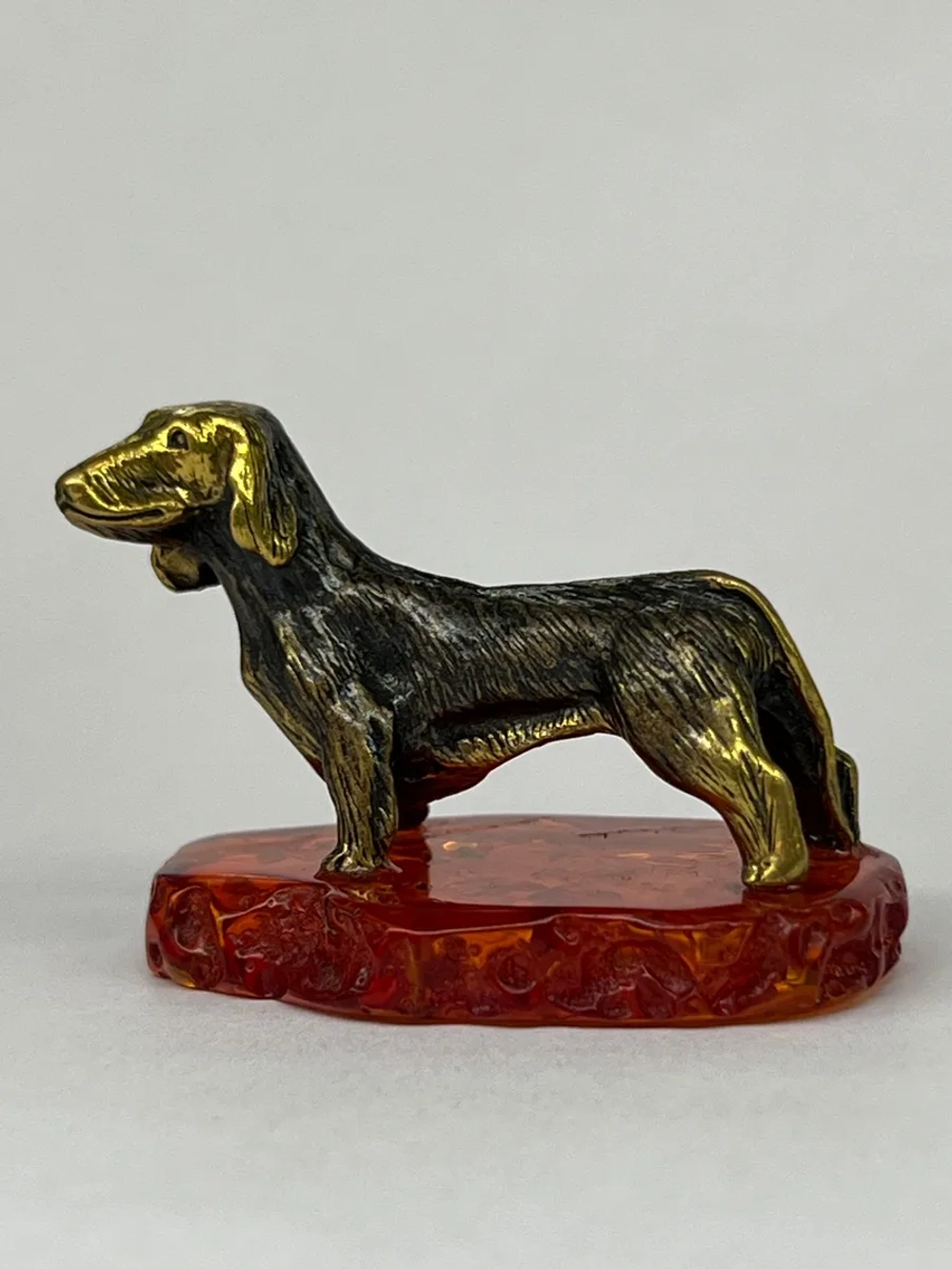 Бронзовая статуэтка на янтаре