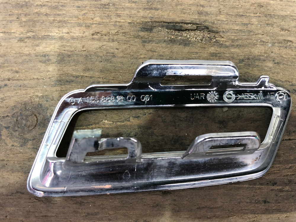 Накладка решетки радиатора Mercedes GLA (X156) 17-20 Б/У Оригинал A1568881800