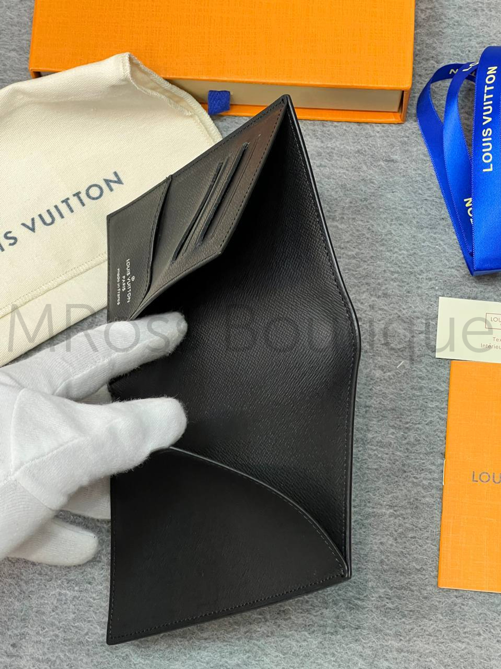 Обложка для паспорта Louis Vuitton Taiga