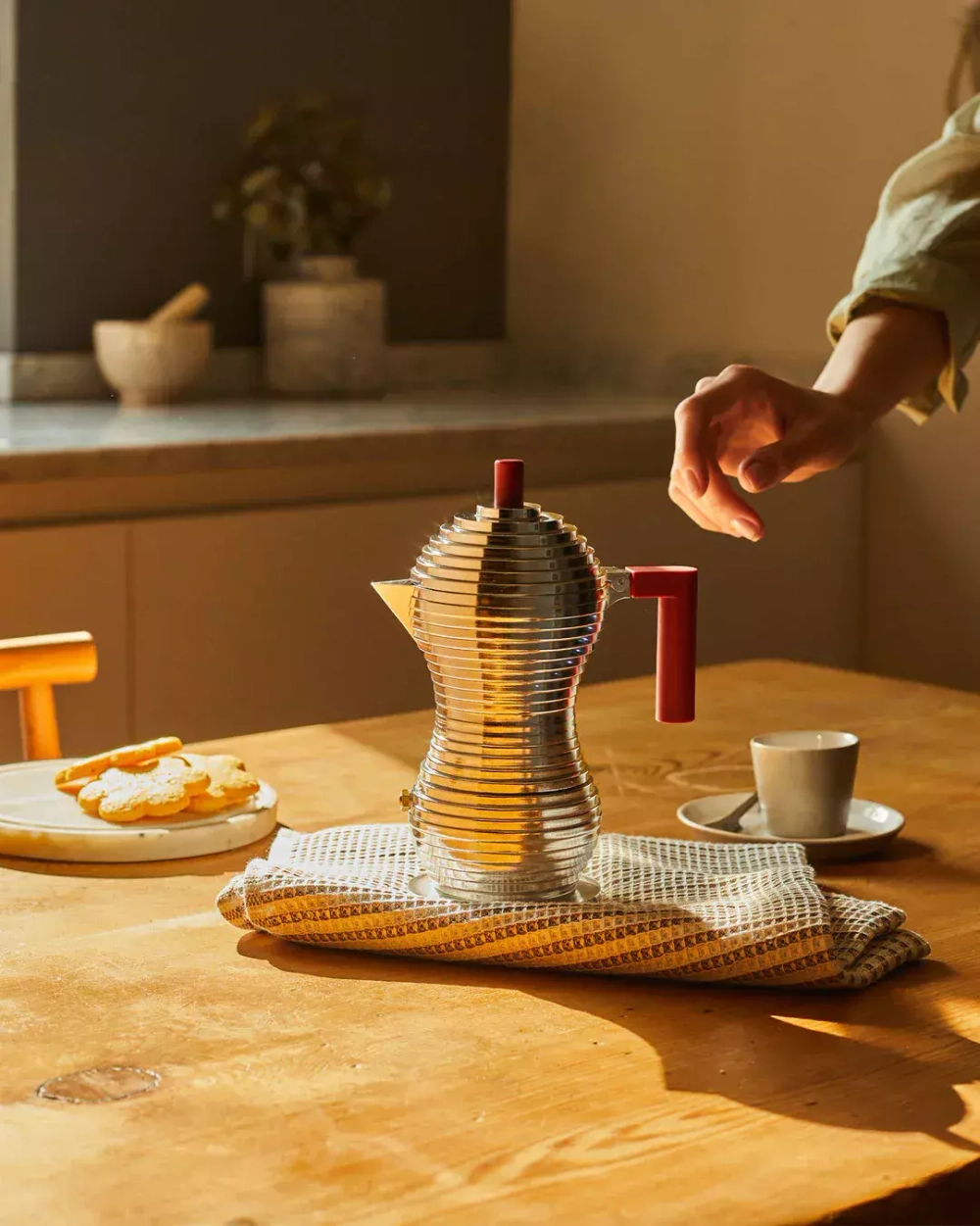Alessi - Алюминиевая турка кофеварка  Pulcina под давлением на 1 чашку. черный / артикул   MDL02/1 B  / GTIN 8003299388127