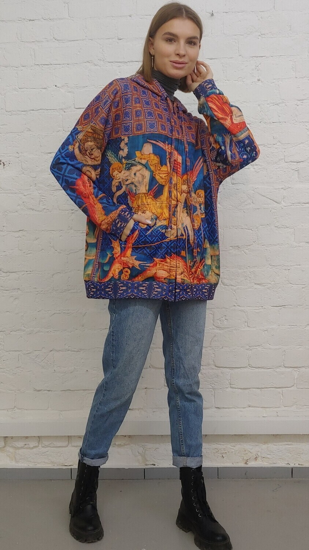 Худи "Добро побеждает", по мотивам фрагментов шпалер 14 века, входящих в серию «Анжерский апокалипсис», представляющих сцены Откровения Иоанна Богослова