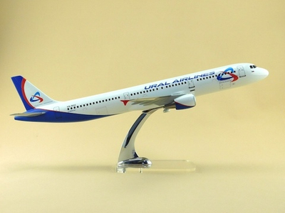 Модель самолета Airbus A321 (М1:100, Ural Airlines)