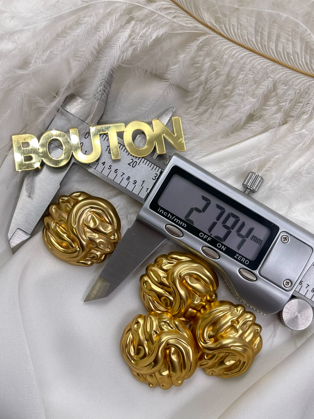 Пуговицы мятые Скиап. золотистые объемные со змейкой "S"