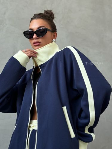 Синий спортивный костюм с лампасами