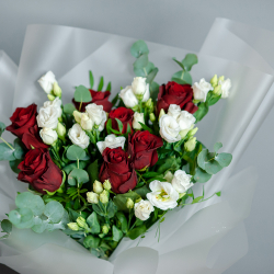 Букет с красными розами, белым лизиантусом и эвкалиптом