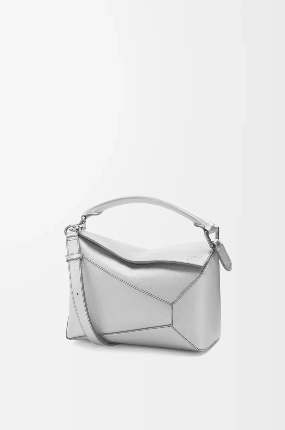 Loewe Маленькая сумка Puzzle Edge из ламинированной овечьей кожи, серебряный