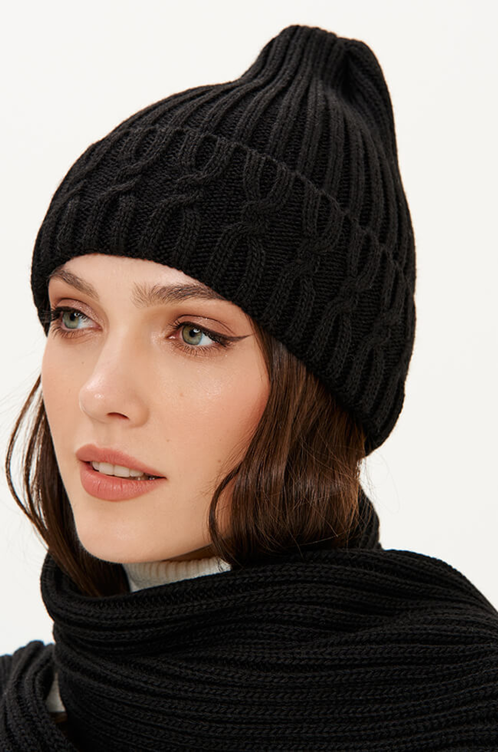 8425 Шапка женская (черный)