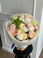 Букет сборный из гортензии, кустовых пионовидных роз, диантусов и хризантемы