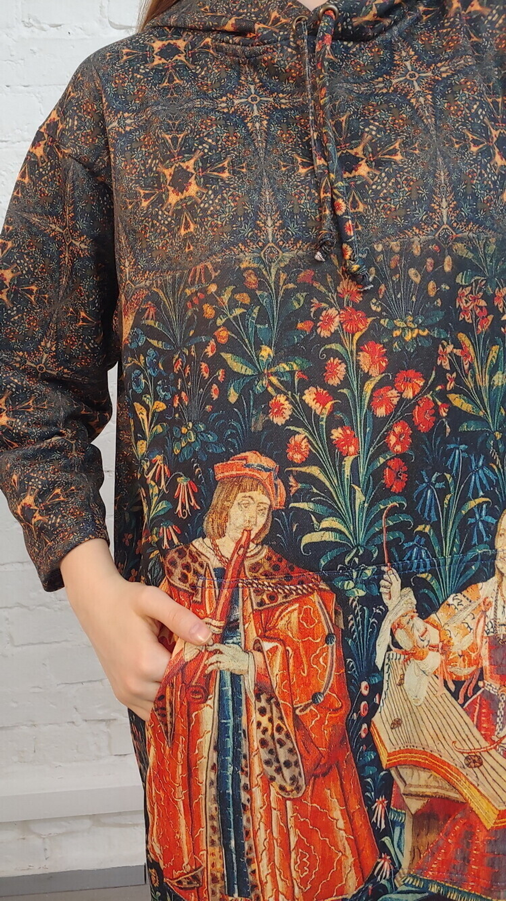 Платье с капюшоном "Концерт", по мотивам средневекового гобелена неизвестного автора