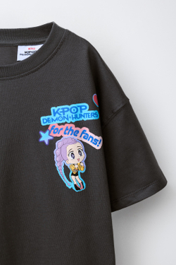 ZARA ФУТБОЛКА С ЭФФЕКТОМ ПОТЕРТОСТИ KPOP DEMON HUNTERS™ NETFLIX ©, АНТРАЦИТОВО-СЕРЫЙ