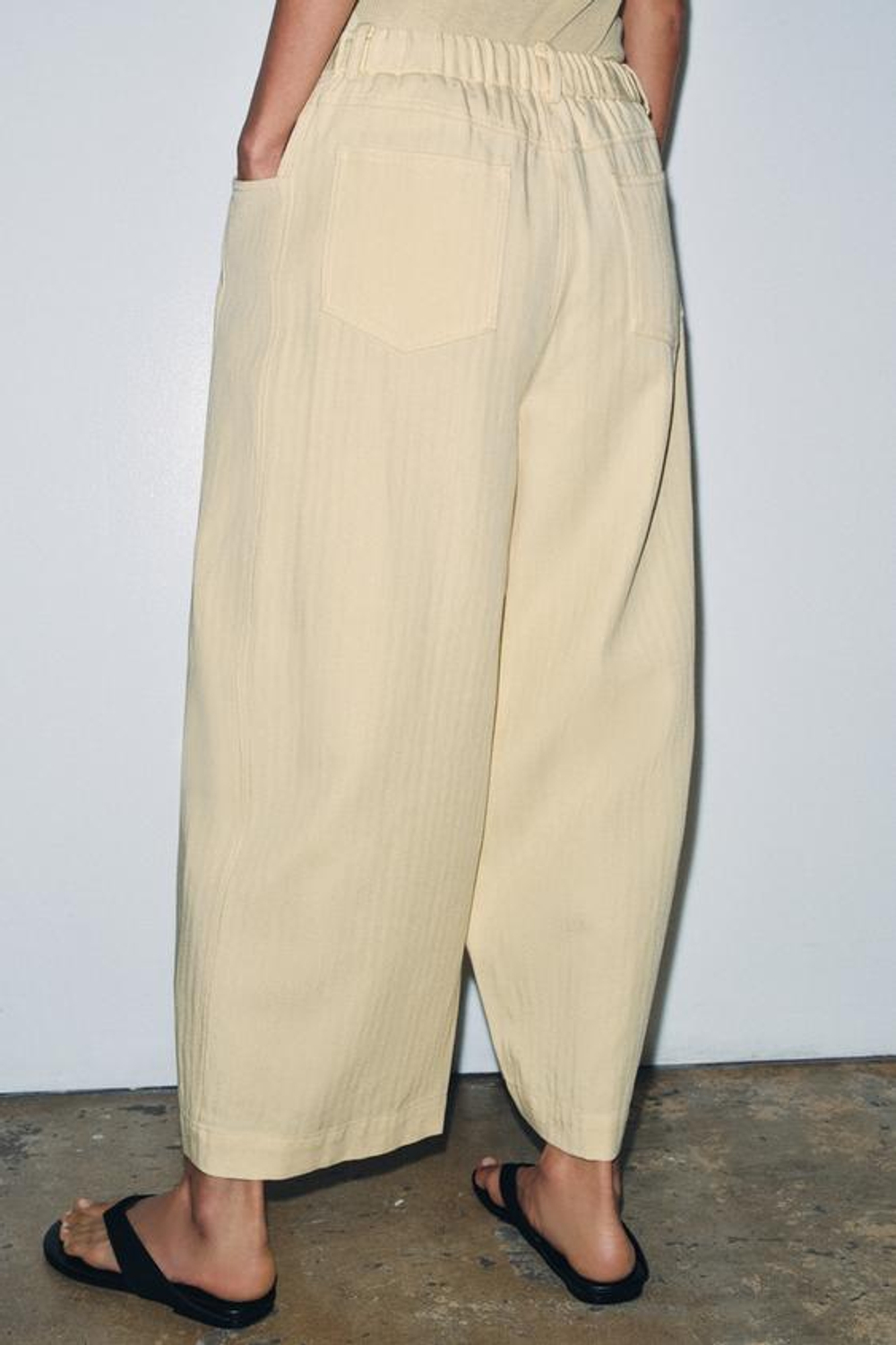 ZARA БРЮКИ ИЗ ТКАНИ «ЁЛОЧКА» — ZW COLLECTION, ЦВЕТ СЛИВОЧНОГО МАСЛА