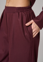 Брюки с поясом на резинке бордовые