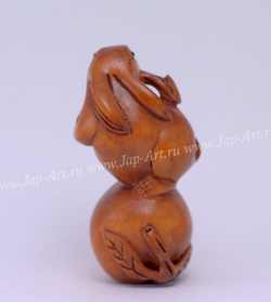 Нэцкэ Кролик с трубкой на яблоке