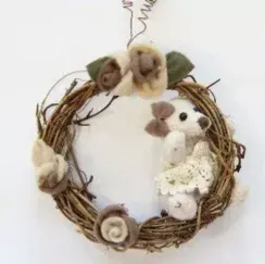 Украшение новогоднее, мишка светлый на венке, h-14см (C21-058179)