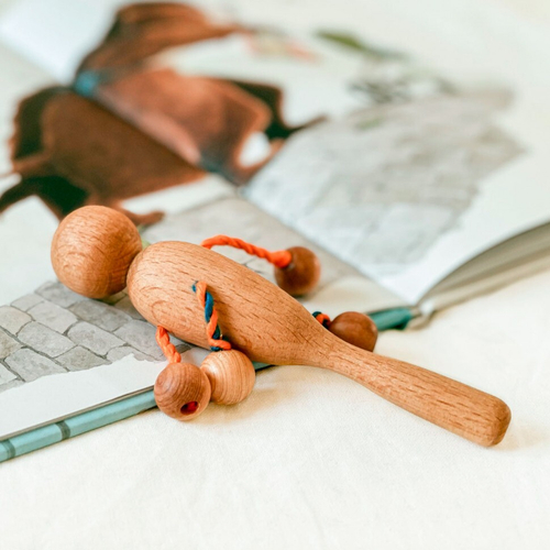 Погремушка с можжевеловыми бусинами Леснушки