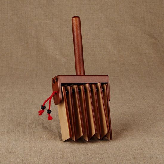 MS-T2-TR-07 Трещотка пластинчатая на ручке, тонировка, Мастерская Сереброва