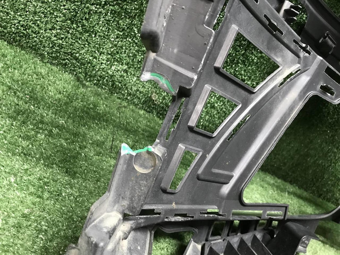 Кронштейн бампера левый Mercedes C w205 18-23 AMG