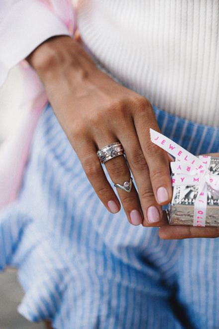 V-кольцо на фалангу с розовым цирконом